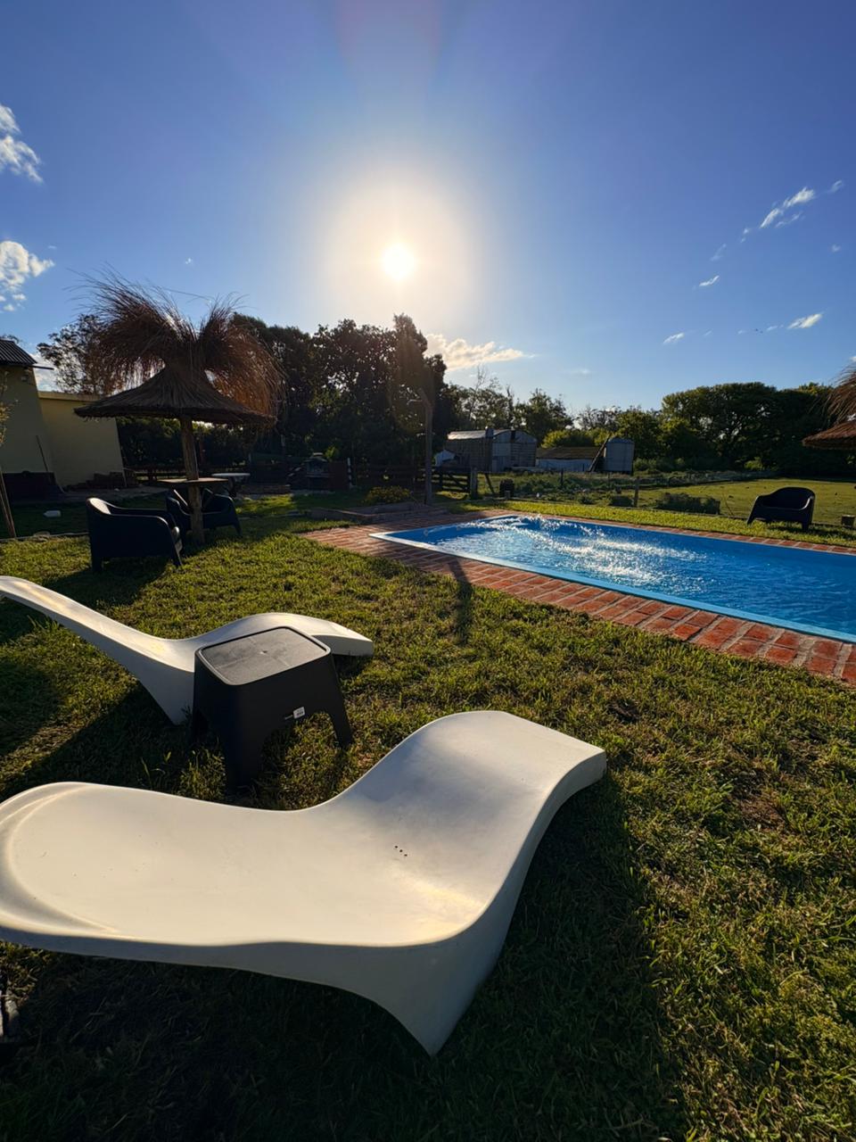 Vista de la pileta al atardecer en Quinta Amancay